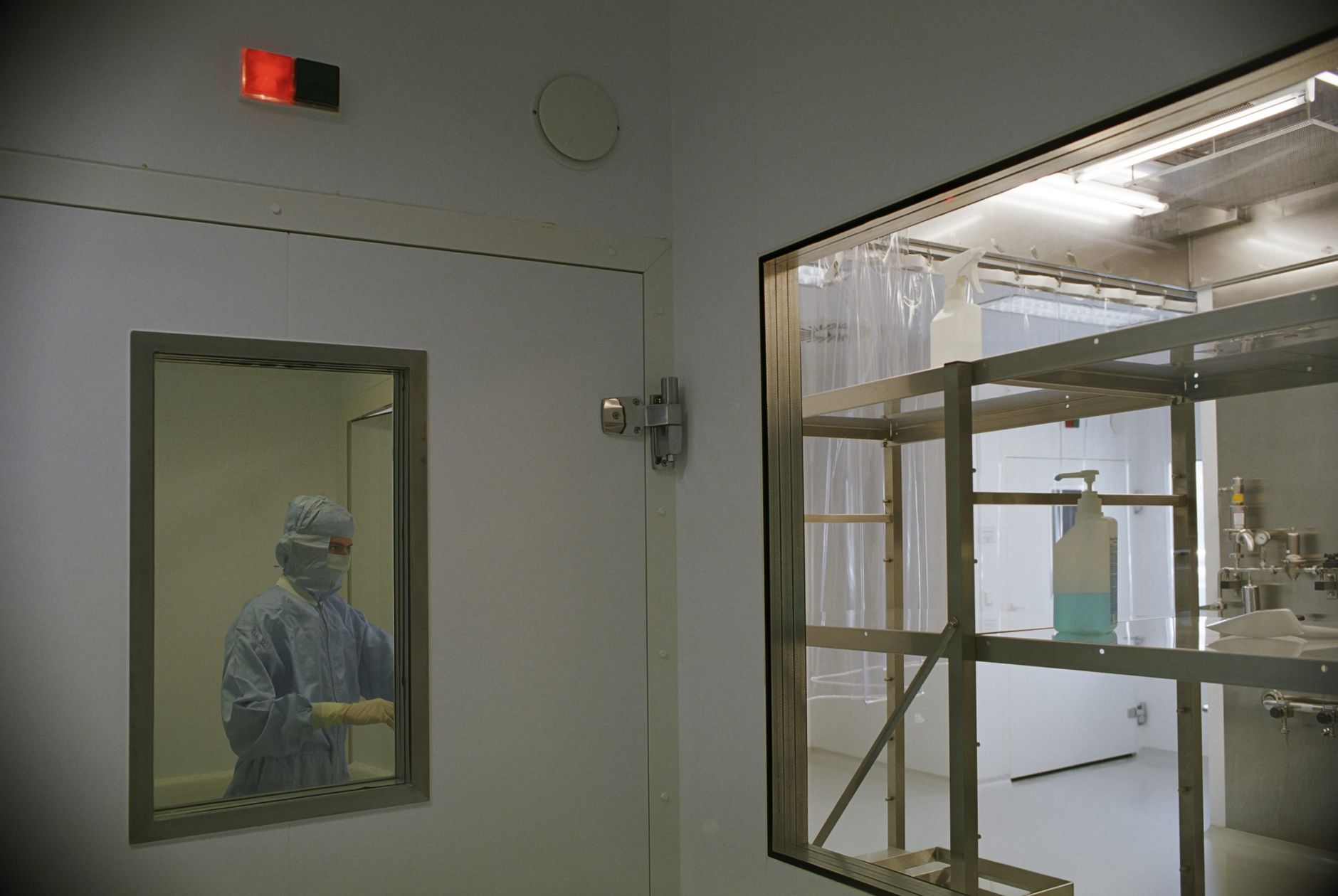 Sterile compounding cleanroom
